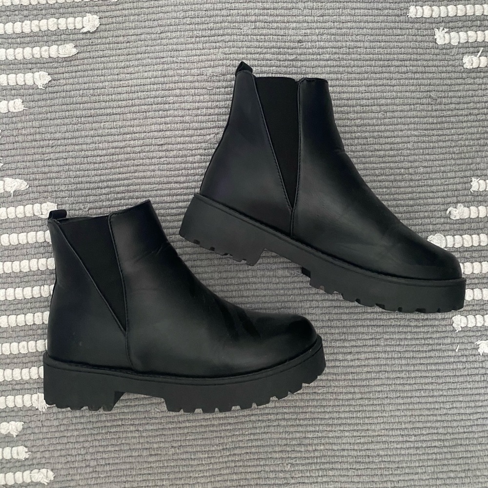 Platform black boots